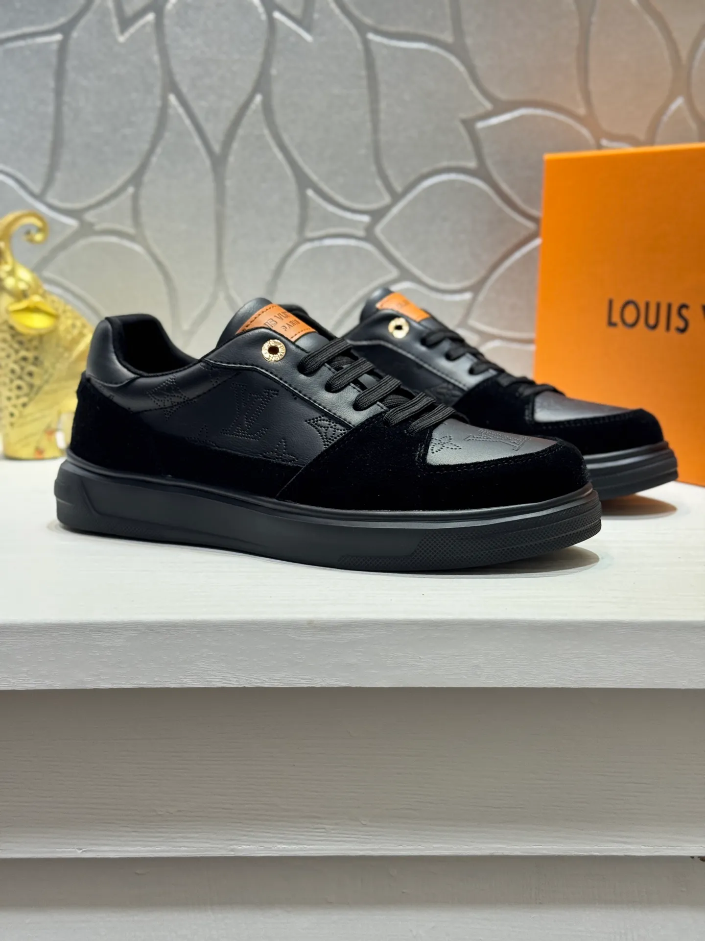Men's shoes 💰400 [New model] 🌂🌂Top original order - Louis Vuitton®️ Trendy and fashionable yet low-key men's casual shoes, LV cowhide embossed upper, comfortable and breathable, mesh lining, original rubber outsole, 2 colors available ~ a must-have for stylish men. Size: 38-44 (45 customized